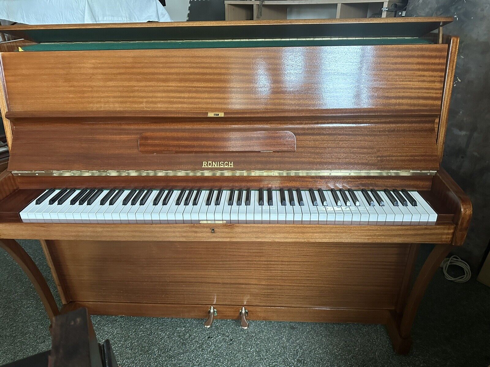 Ronisch Upright